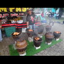 Hähnchen werden auf dem Food-Festival gegrillt